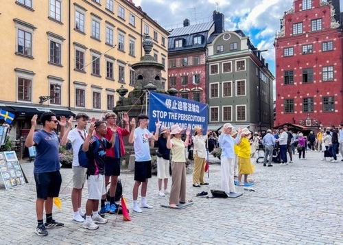 Image for article Swedia: Meningkatkan Kesadaran tentang Falun Dafa di Dekat Museum Hadiah Nobel di Stockholm