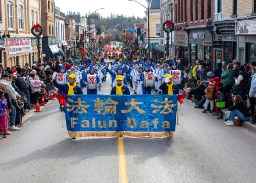 Image for article Toronto: Tian Guo Marching Band Berpartisipasi dalam Lima Parade Natal