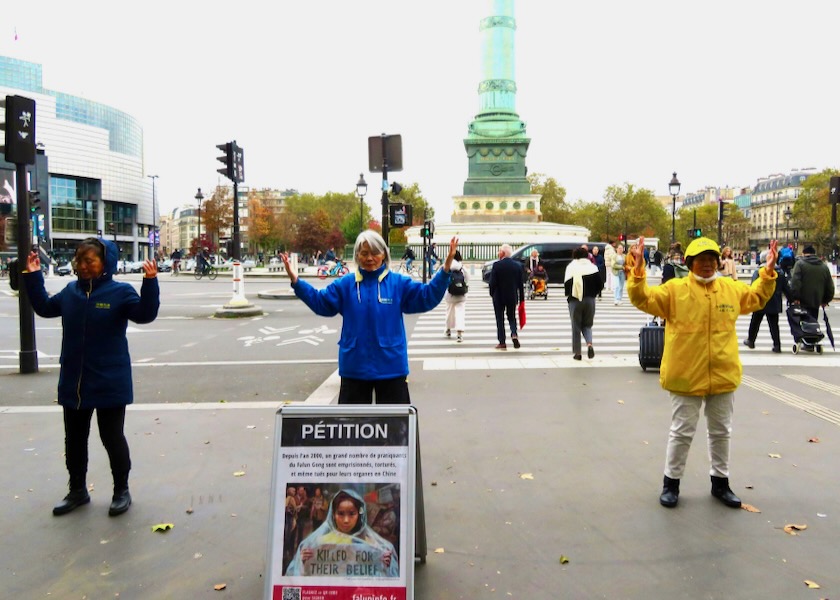 Image for article Paris: Di Place de la Bastille, Orang-orang Menandatangani Petisi untuk Mengakhiri Penganiayaan terhadap Falun Dafa