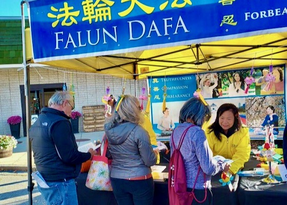 Image for article Laconia, New Hampshire, AS: Mempromosikan Falun Dafa di Festival Labu