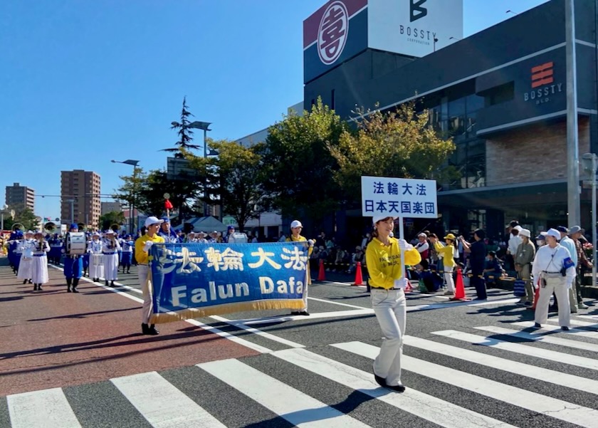 Image for article Jepang: Orang-orang Memuji Tian Guo Marching Band di Parade Kota Ube