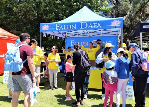 Image for article Falun Dafa Disambut di Pameran Komunitas Rotary Carine di Australia Barat