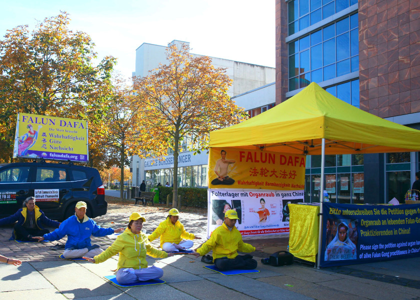 Image for article Jerman: Orang-orang Mempelajari Tentang Falun Dafa dan Mengutuk Penganiayaan di Tiongkok