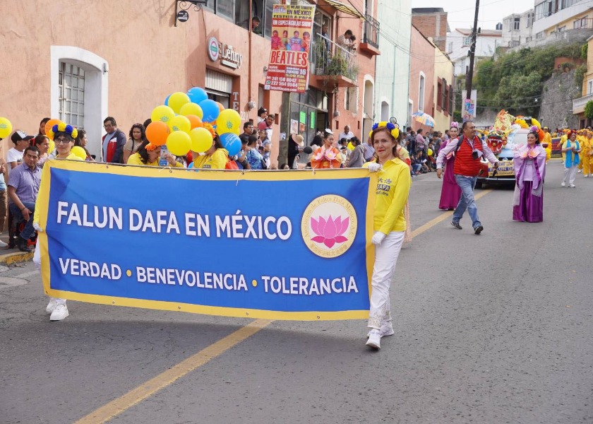 Image for article Meksiko: Falun Dafa Disambut di Parade Pekan Raya Tlaxcala