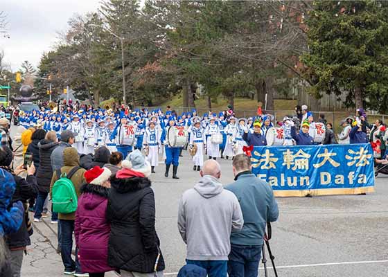 Image for article Toronto: Prinsip Falun Dafa Dipuji Selama Pawai Natal