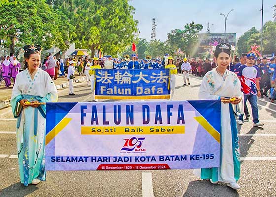 Image for article Barisan Falun Dafa Bersinar dalam Pawai Perayaan HUT Kota Batam Tahun 2024