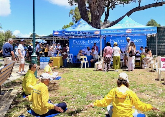 Image for article Perth, Australia: Masyarakat Memuji Sejati-Baik-Sabar Selama Festival Komunitas