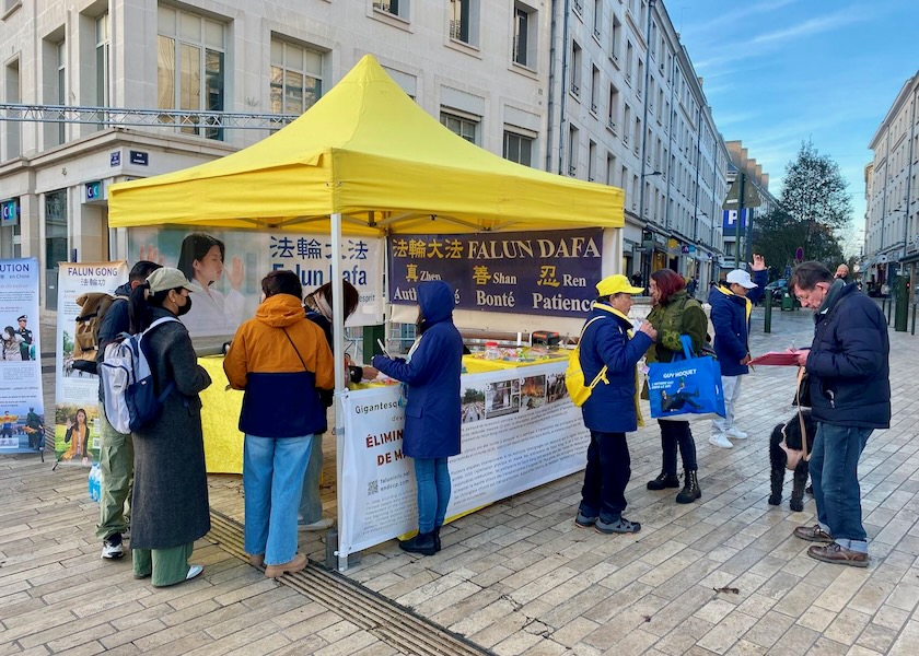 Image for article Prancis: Praktisi Memperkenalkan Falun Dafa di Kota-Kota di Prancis Tengah