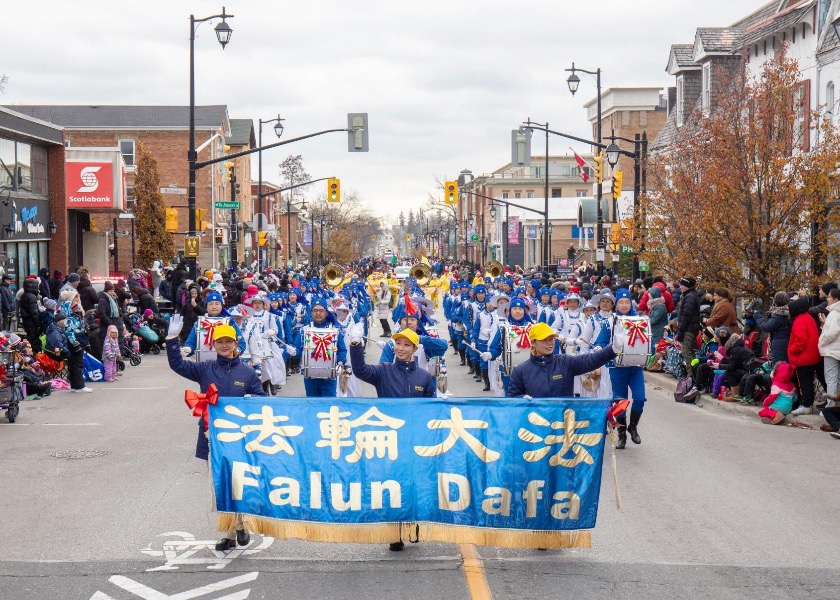 Image for article Toronto, Kanada: Tian Guo Marching Band Bersinar di Area Parade Natal