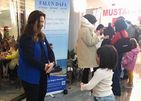 Image for article Turki: Falun Dafa Diperkenalkan di Pameran Buku Ankara