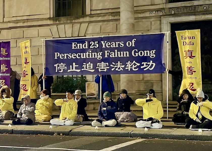 Image for article Inggris: Praktisi Falun Dafa Mengadakan Kegiatan Nyala Lilin pada Hari Hak Asasi Manusia untuk Mengecam Penganiayaan