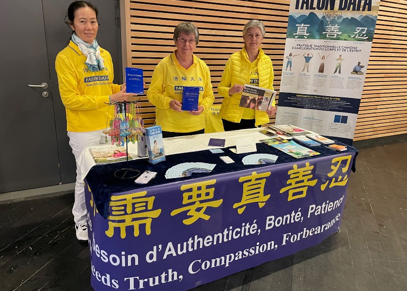 Image for article Memperkenalkan Falun Dafa di Pameran Kesehatan di Prancis Barat