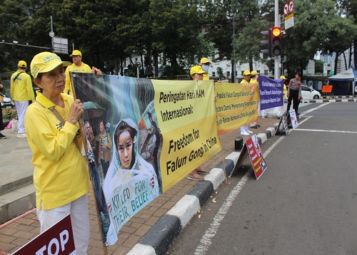 Image for article Peringatan Hari HAM Internasional: Aksi Damai di Jakarta Menyerukan Kebebasan bagi Praktisi Falun Gong di Tiongkok