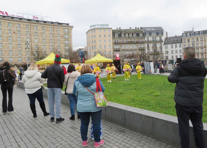 Image for article Strasbourg, Prancis: Dukungan Penduduk Setempat terhadap Upaya Falun Gong untuk Mengakhiri Penganiayaan