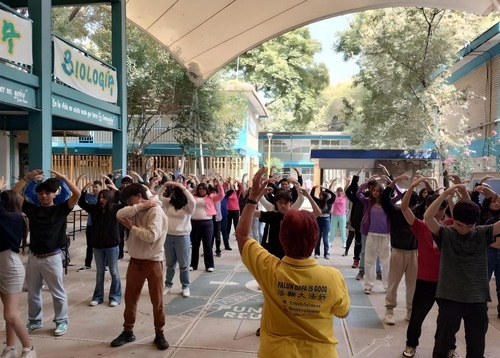 Image for article Meksiko: Praktisi Memperkenalkan Falun Dafa di Sekolah Menengah Atas Kota Meksiko