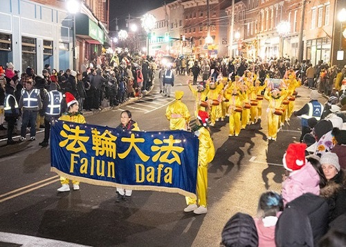 Image for article Upstate New York, AS: Tim Falun Dafa Disambut dalam Parade Lampu Natal