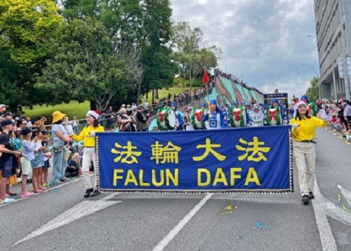 Image for article Selandia Baru: Praktisi Falun Dafa Berpartisipasi dalam Tujuh Parade Natal