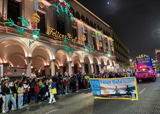 Image for article Meksiko: Falun Dafa Memancarkan Cahaya dan Harapan di Parade Natal 2024