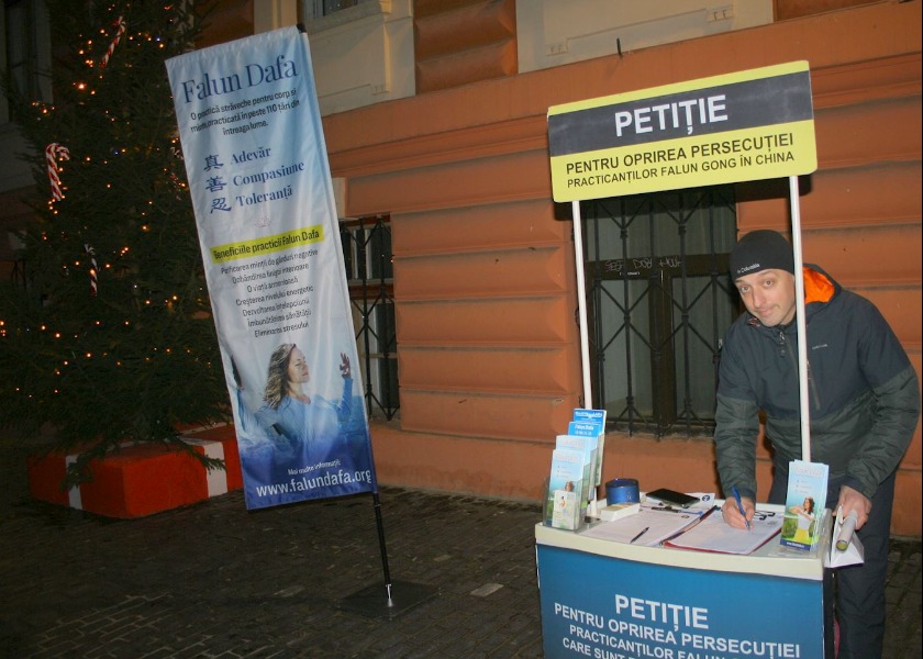 Image for article Rumania: Orang-Orang Memuji Prinsip Falun Dafa saat Kegiatan di Brasov