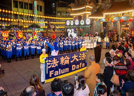 Image for article Taiwan: Tian Guo Marching Band Disambut dalam Perayaan Festival Lentera Shulin