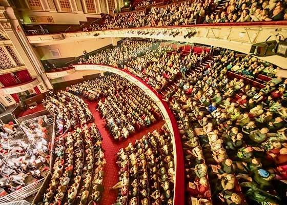 Image for article Warga Negara Tiongkok Menonton Shen Yun di Tahun Baru: “Saya Sangat Ingin Berterima Kasih kepada Para Penari Ini”