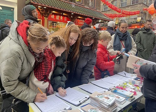 Image for article London, Inggris: Memperkenalkan Falun Dafa Selama Perayaan Tahun Baru Imlek di Pecinan