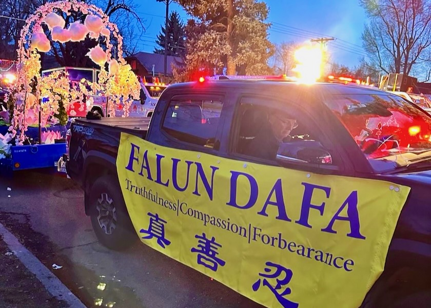 Image for article Colorado, AS: Memperkenalkan Falun Dafa di Parade Snowdown Light di Durango