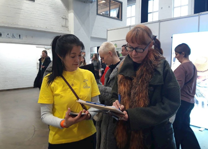 Image for article Helsinki, Finlandia: Orang-orang Mendukung Falun Dafa di Festival Yoga