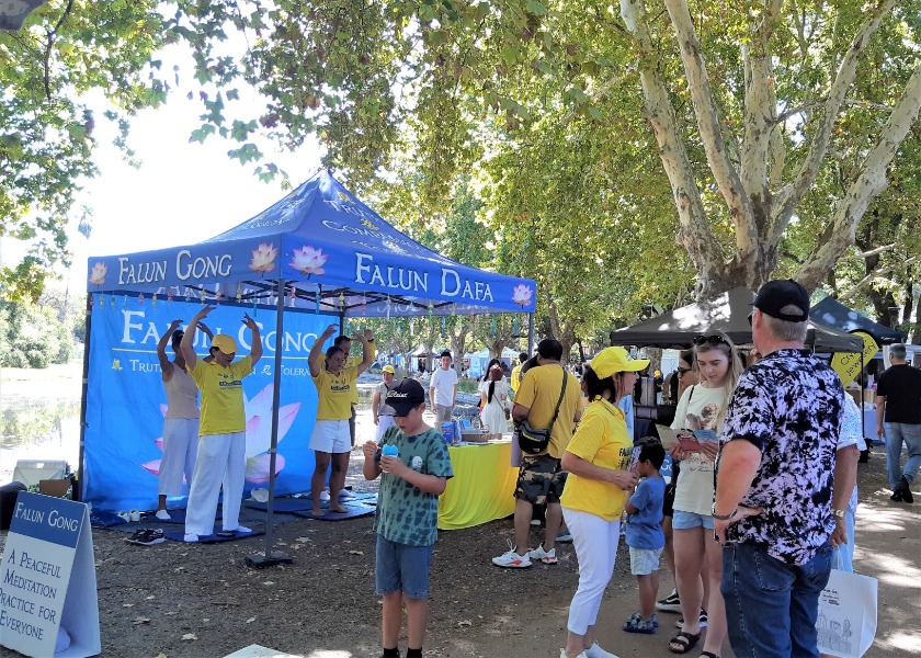 Image for article Pengunjung Festival Hyde Park di Perth Mengagumi Prinsip-prinsip Falun Dafa