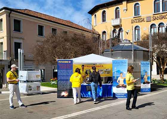 Image for article Italia: Kegiatan yang Diadakan untuk Meningkatkan Kesadaran akan Penganiayaan Rezim Tiongkok terhadap Falun Dafa