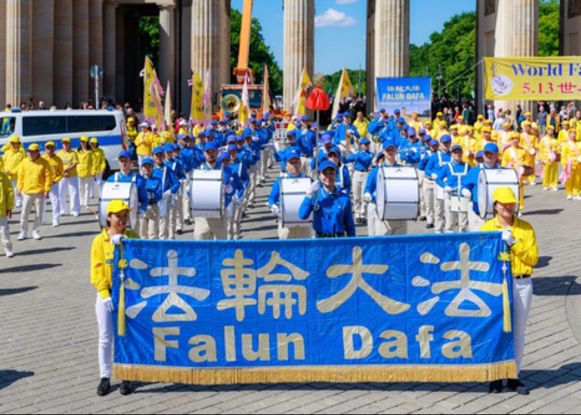 Image for article Berlin: Sejati, Baik, dan Sabar Mendapat Pengakuan dari Publik saat Orang-orang Merayakan Hari Falun Dafa Sedunia