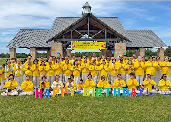 Image for article Dallas, Texas: Praktisi Berterima Kasih kepada Guru Selama Perayaan Hari Falun Dafa Sedunia