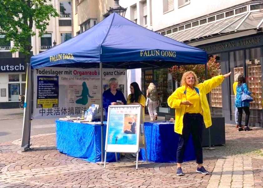 Image for article Siegburg, Jerman: Penduduk Setempat Menyuarakan Sejati-Baik-Sabar