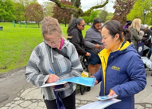 Image for article New York, AS: Praktisi Memperkenalkan Falun Dafa di Festival Tulip Albany