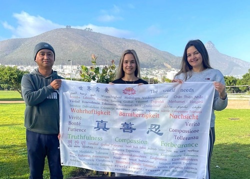 Image for article Cape Town, Afrika Selatan: Praktisi Merayakan Hari Falun Dafa