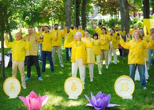 Image for article Kiev, Ukraina: Merayakan Hari Falun Dafa Sedunia