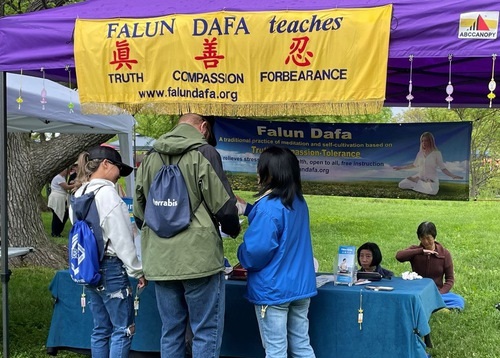 Image for article Missouri, AS: Memperkenalkan Falun Dafa di Earth Day Festival St. Louis