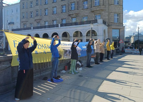 Image for article Hamburg, Jerman: Orang-orang Mendukung Falun Dafa di Kegiatan Peringatan Permohonan Damai 1999