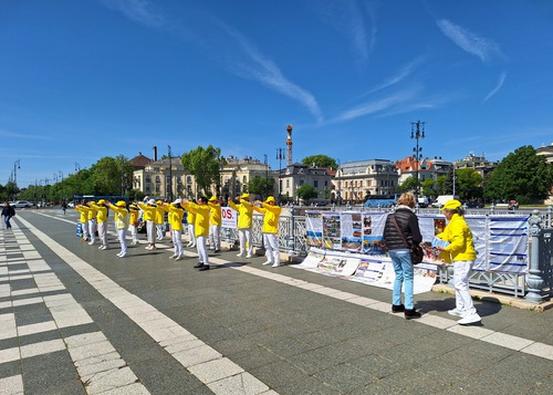 Image for article Budapest, Hungaria: Perayaan Hari Falun Dafa Sedunia di Heroes’ Square