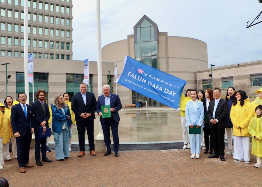 Image for article Bendera Berkibar di Barrie, Kanada Merayakan Hari Falun Dafa Sedunia 2025