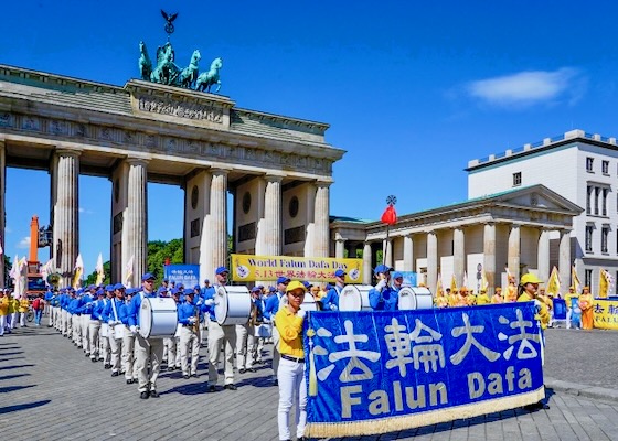 Image for article Berlin: Merayakan Hari Falun Dafa Sedunia dan Sejati-Baik-Sabar