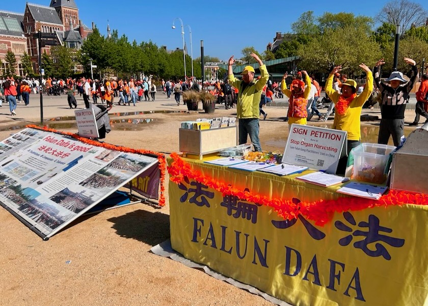 Image for article Belanda: Dukungan Publik terhadap Falun Dafa Selama Perayaan Hari Raja