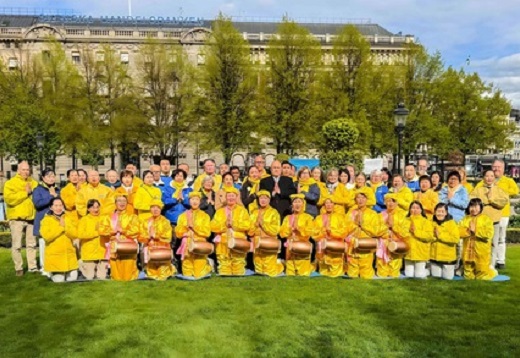 Image for article Swedia: Praktisi Merayakan Hari Falun Dafa Sedunia dan Menghargai Karunia Guru