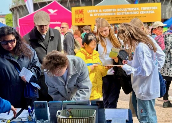 Image for article Helsinki, Finlandia: Meningkatkan Kesadaran di World Village Festival tentang Penganiayaan Tiongkok yang Berkelanjutan terhadap Falun Gong