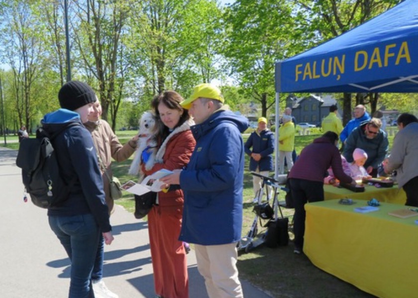 Image for article Latvia: Merayakan Hari Falun Dafa Sedunia di Riga
