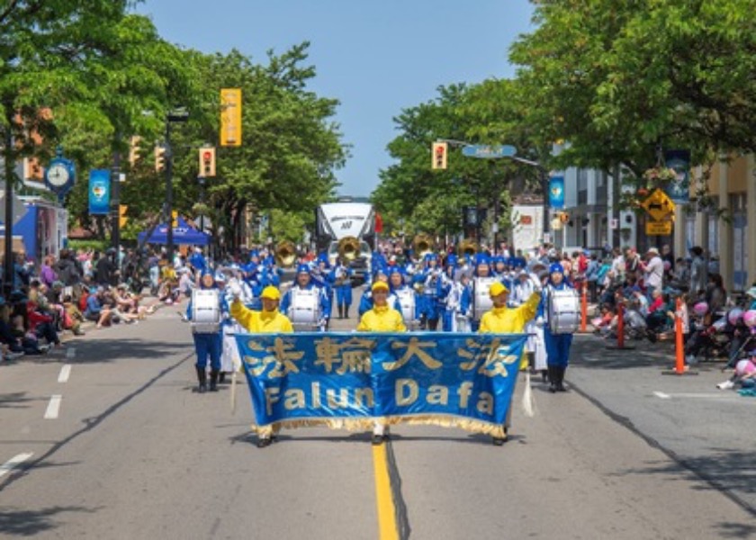 Image for article Toronto, Kanada: Warga Memuji Falun Dafa dalam Parade