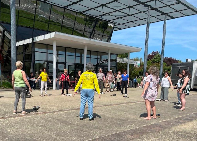Image for article Prancis: Warga Bersemangat Mempelajari Falun Dafa di Pameran Kesehatan Gaya Hidup Organik