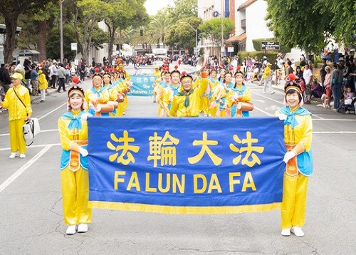 Image for article California, AS: Anggota Dewan Kota Memuji Falun Dafa di Parade Cherry Festival