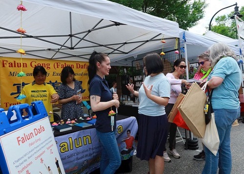 Image for article Carolina Utara, AS: Orang-orang Mendaftar untuk Mempelajari Falun Dafa di Festival Seni