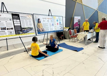 Image for article Timisoara, Rumania: Orang-orang Tertarik Mendapatkan Buku-buku Falun Dafa Pada Festival Pikiran-Tubuh-Jiwa